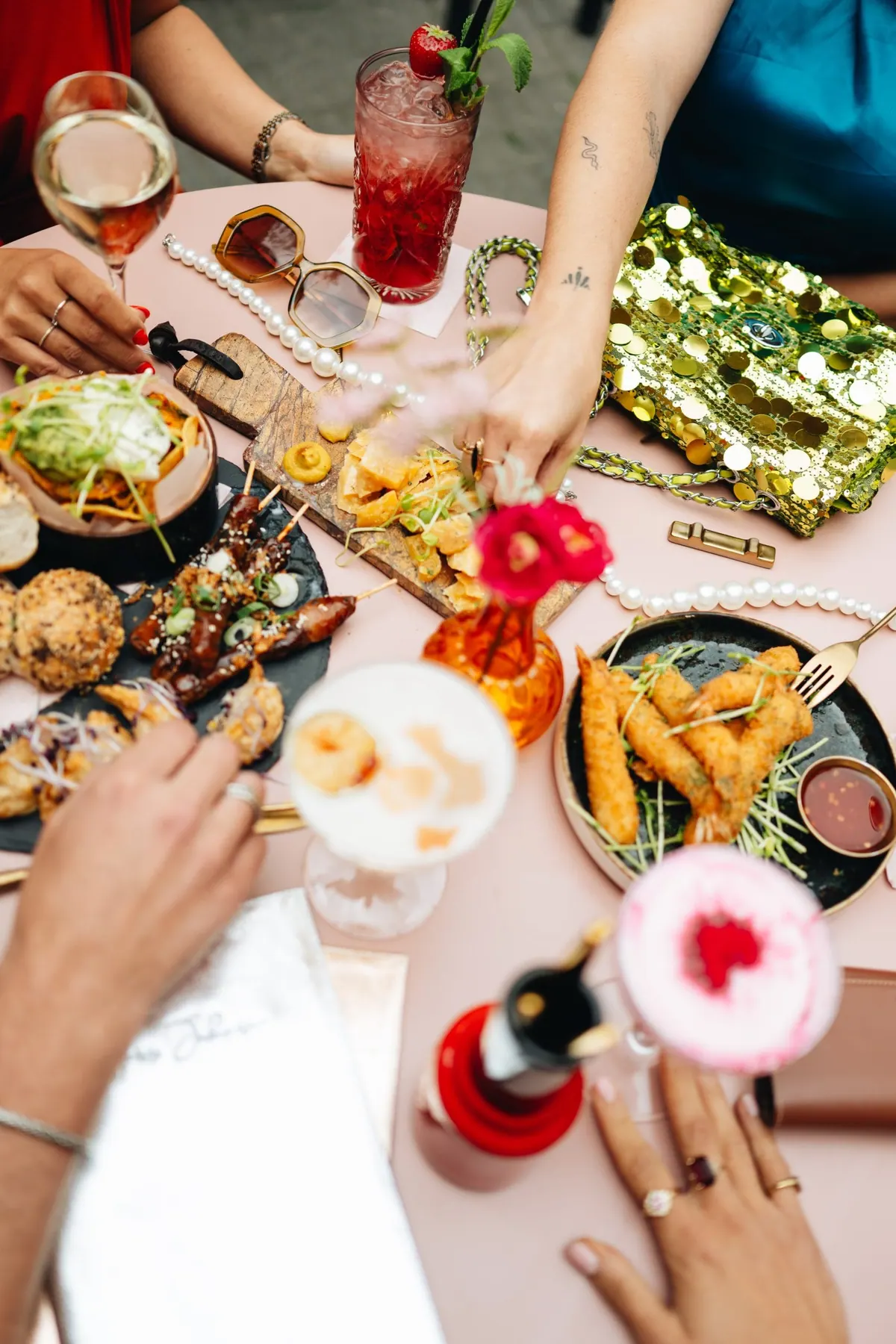 Tafel met sushi rolls, gerechten en cocktails bij Miss Johnsen
