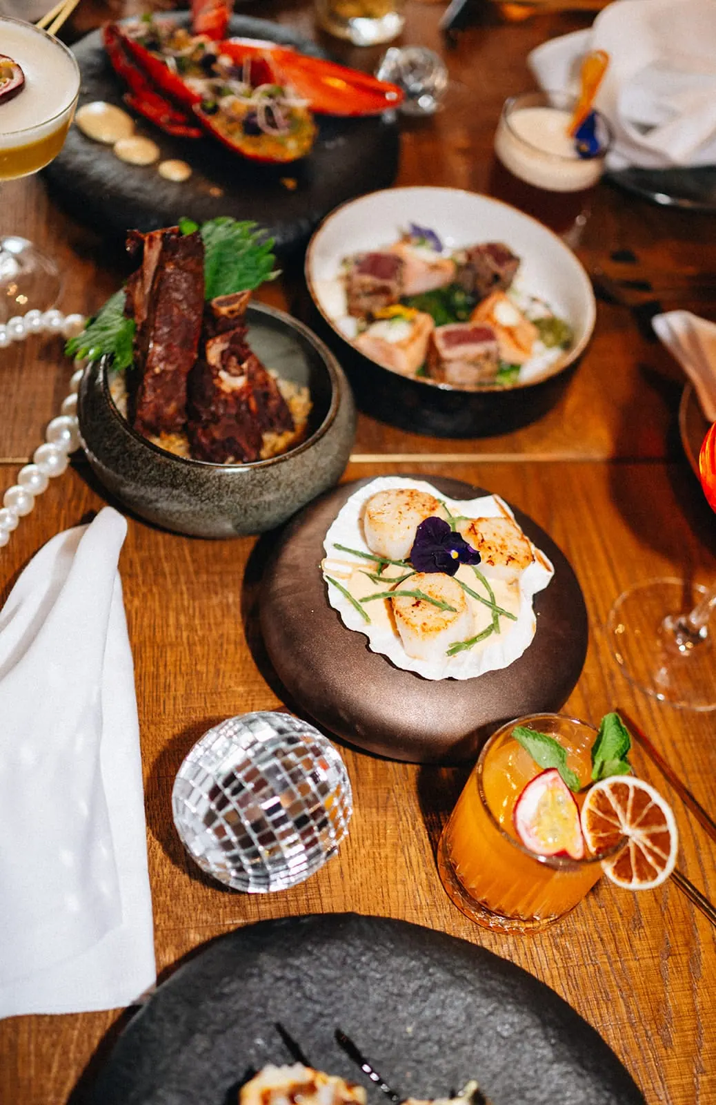 Shared dining gerechten die over de tafel worden doorgegeven