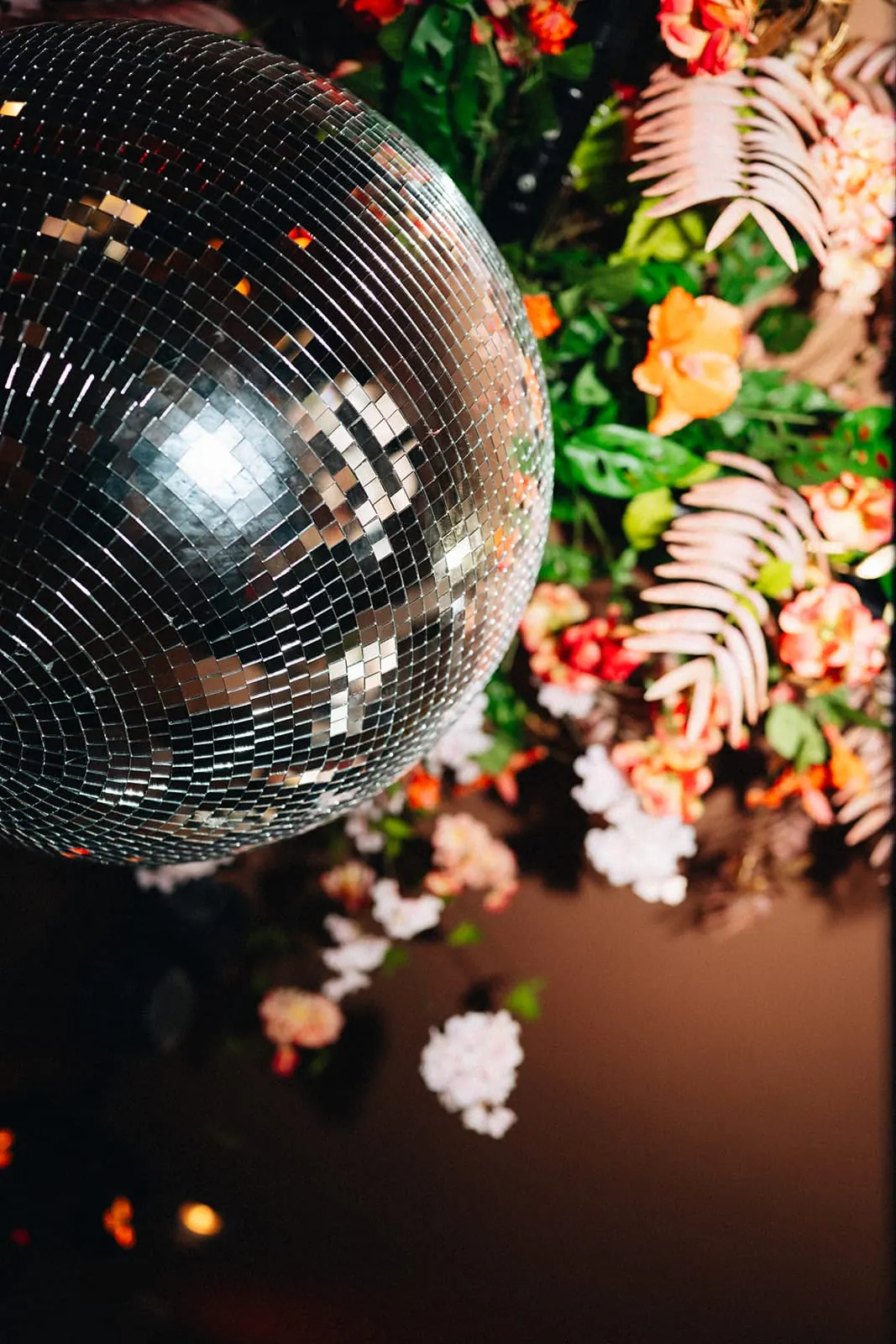Discobal met bloemen aan het plafond van het restaurant