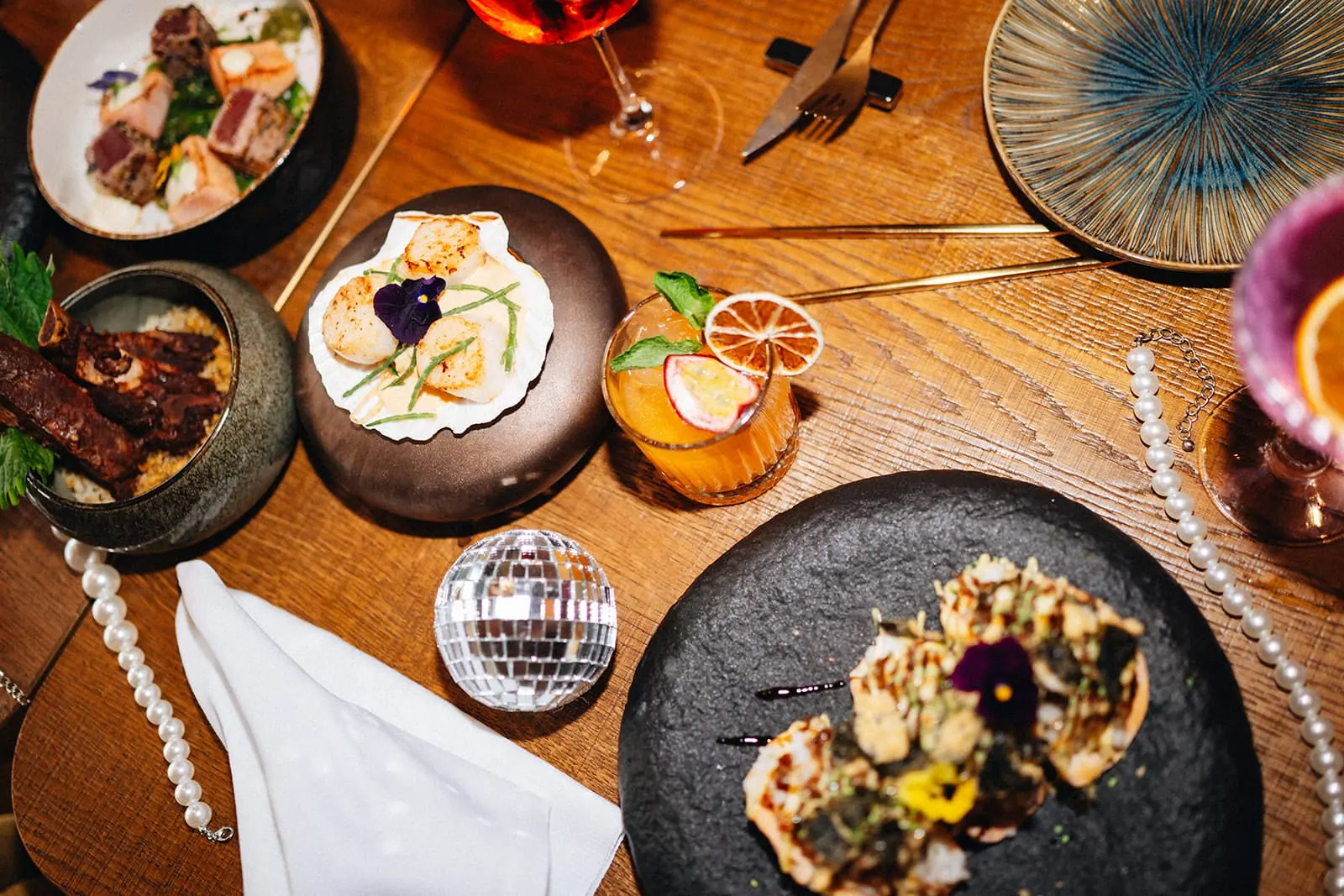 Gedekte tafel met shared dining gerechten, cocktails en kleine details bij Miss Johnsen